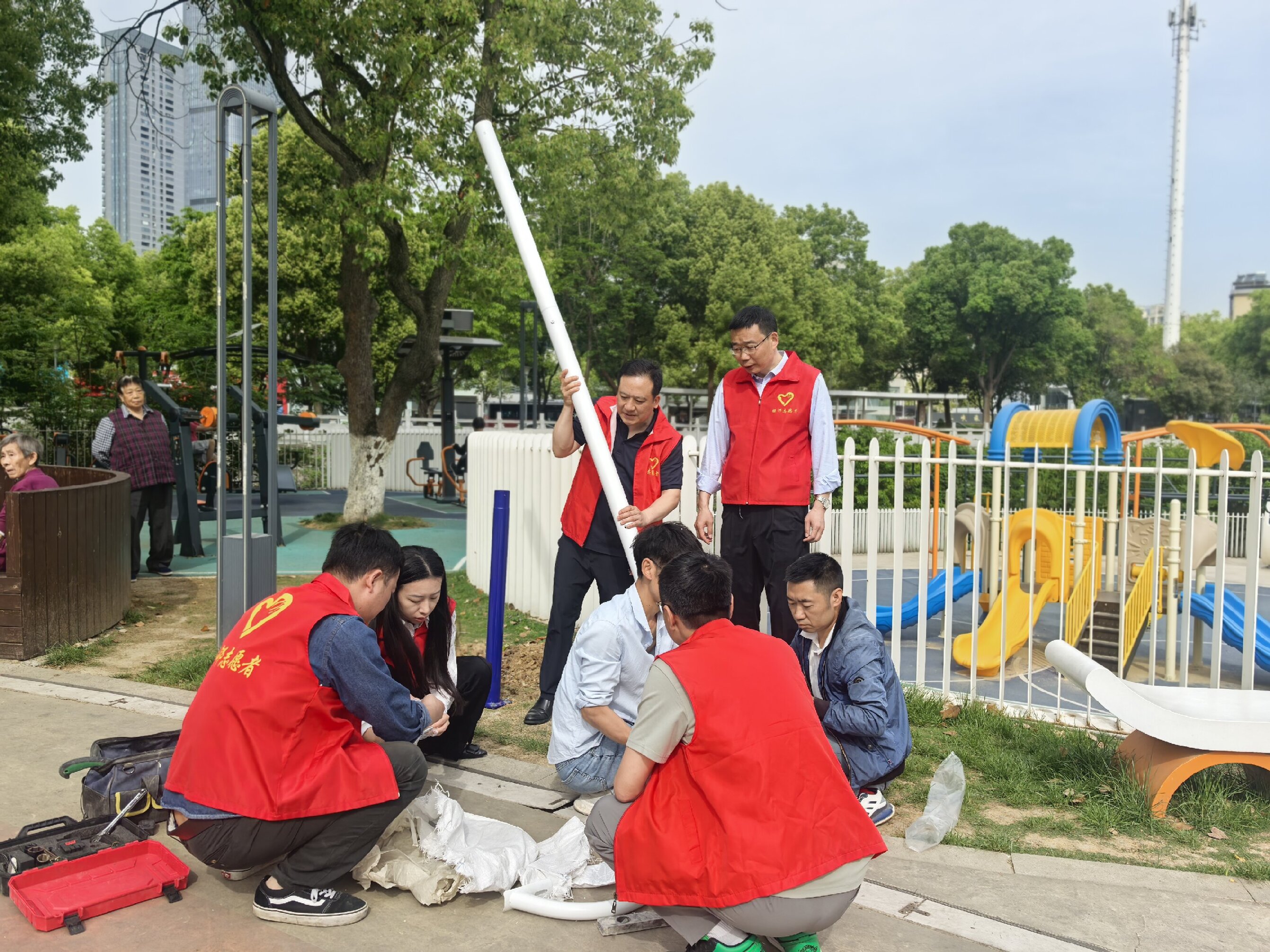 民进宜昌市伍家支部 深耕民生实事 照亮居民夜生活