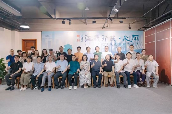 “同心·艺行长江-2025武汉民进美术作品展”在卓尔美术馆开幕(1) - 副本